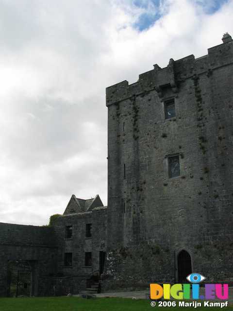 19231 Dunguaire Castle court yard